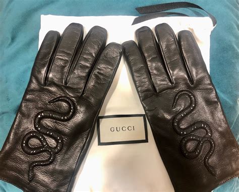 empleados guante de gucci